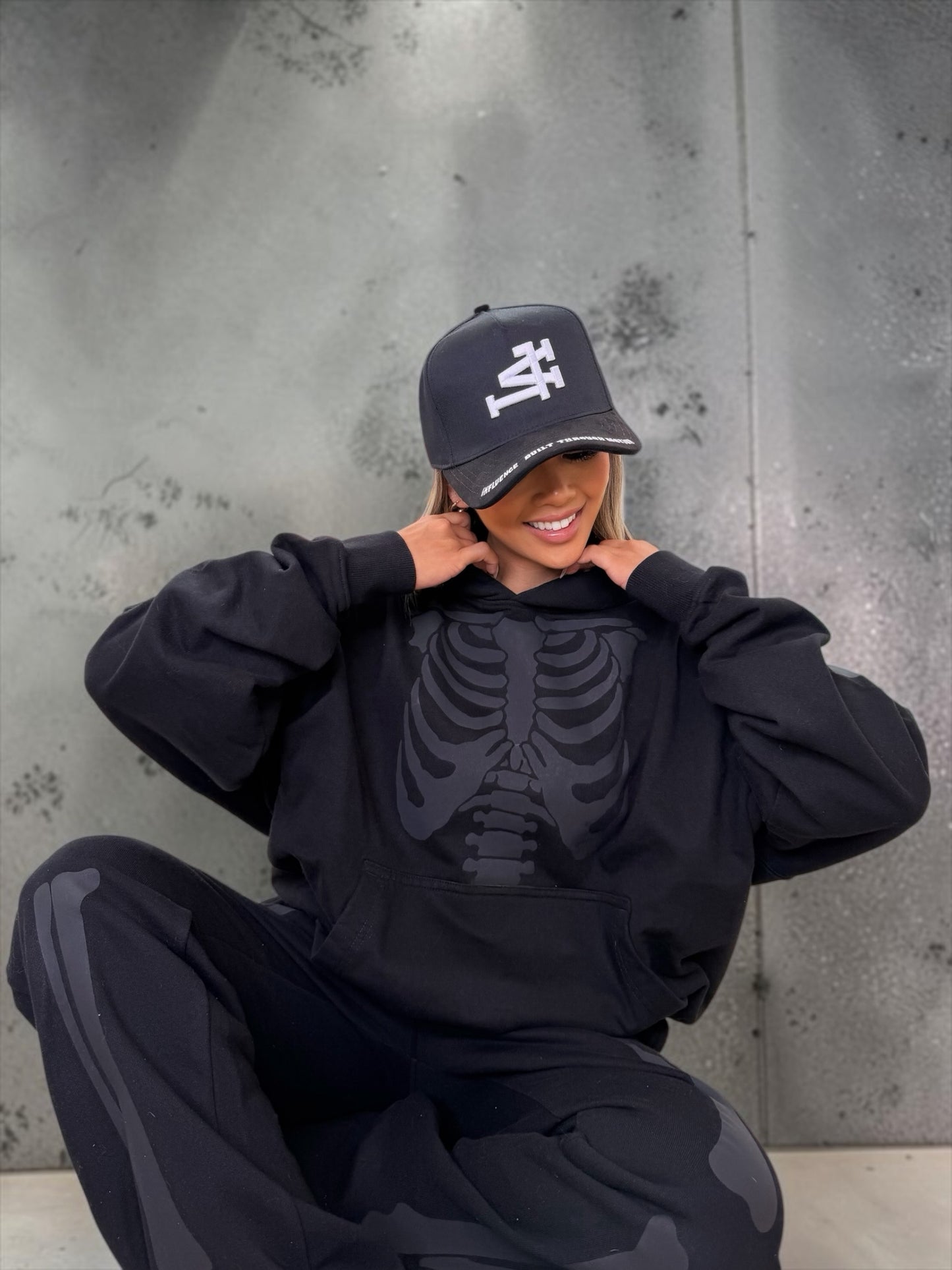 SKELETON BLACK OUT SWEATS - BLACK